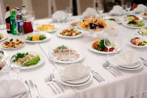 Table set service with silverware and glass stemware at restaura — Stock Photo, Image