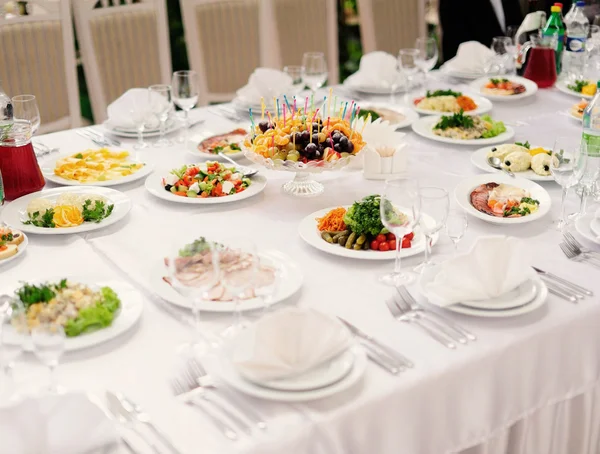 Table set service with silverware and glass stemware at restaura — Stock Photo, Image