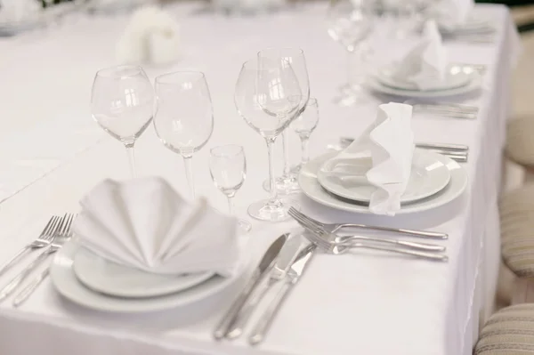 Mesa servida en restaurante con platos y vasos — Foto de Stock