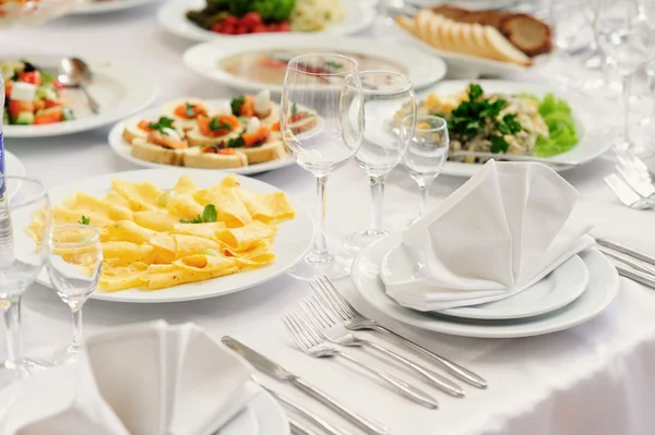 Table set service with silverware and glass stemware at restaura — Stock Photo, Image