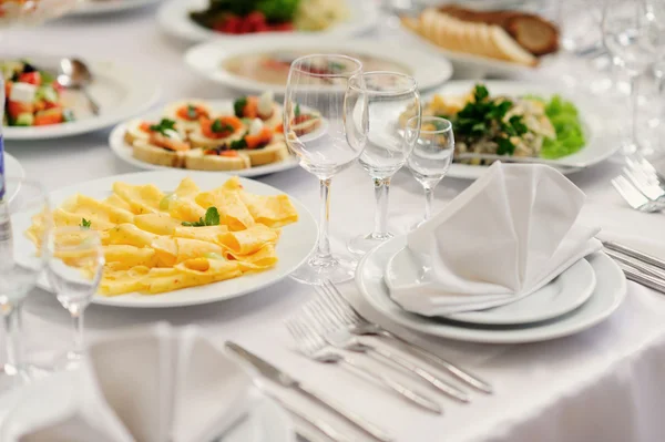 Table set service with silverware and glass stemware at restaura — Stock Photo, Image