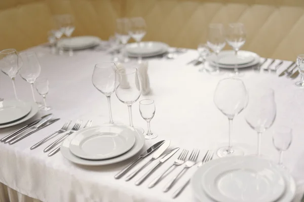 Обслуживание столика в ресторане с блюдами и стаканами — стоковое фото