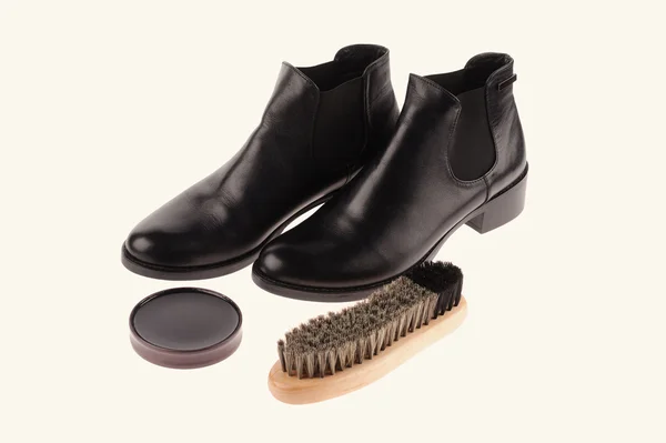 Schwarze Stiefel mit Schuhbürste — Stockfoto