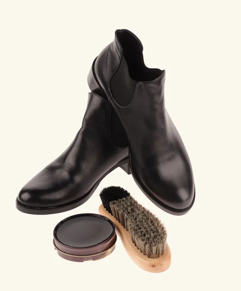 Schwarze Stiefel mit Schuhbürste — Stockfoto