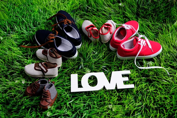 Pięć par butów reprezentujących rodzinę, wzrost, edukację i koncepcję Wspólnoty — Zdjęcie stockowe