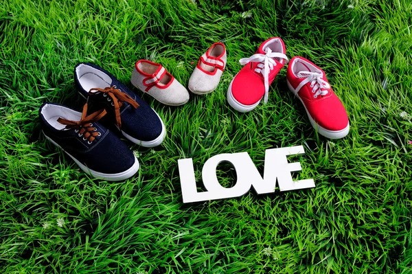 Trzy pary butów, reprezentujący rodziny, wzrostu gospodarczego, edukacji i razem koncepcja — Zdjęcie stockowe