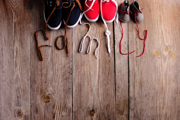 Drie paar schoenen vertegenwoordigen familie, groei, onderwijs en saamhorigheid concept — Stockfoto