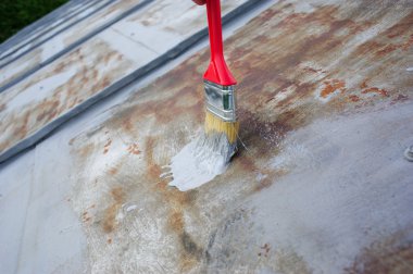 boya fırça ile boya paslı demir