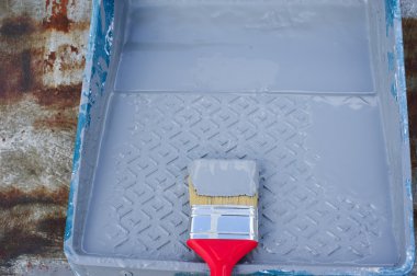 boya fırça ile boya paslı demir