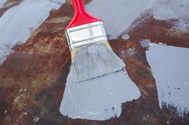 boya fırça ile boya paslı demir