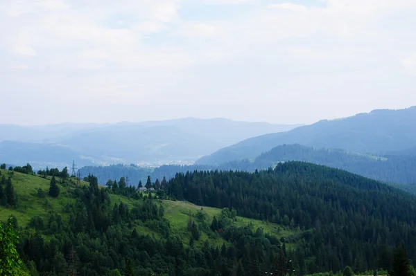 Sommerlandschaft in den Bergen und der dunkelblaue Himmel mit Wolken — Stockfoto