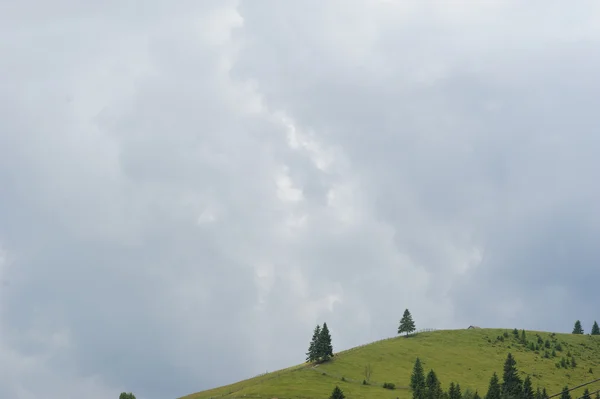 Paisaje de verano en las montañas y el cielo azul oscuro con nubes —  Fotos de Stock