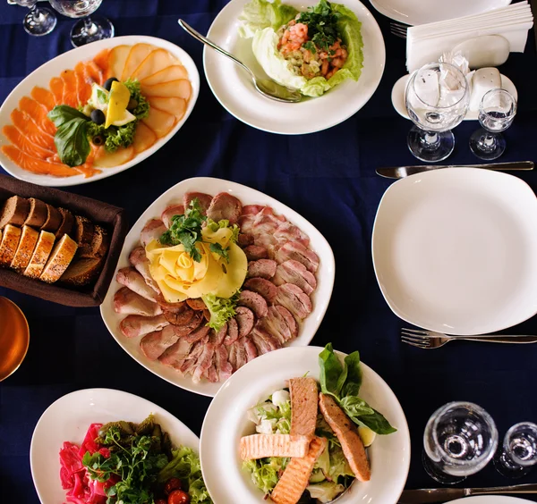 Servicio de mesa de catering con platería — Foto de Stock