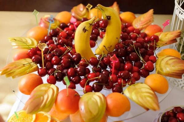 Mesa de banquete con diferentes frutas —  Fotos de Stock