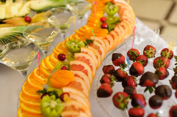 Table de banquet avec différents fruits — Photo