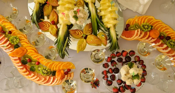 Table de banquet avec différents fruits — Photo