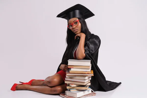 Портрет студента у випускному платті — стокове фото