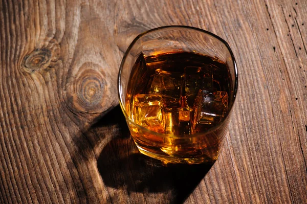 Cognac auf dem Holztisch — Stockfoto