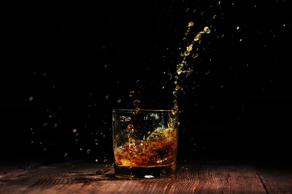 Cognac i tabellen trä — Stockfoto
