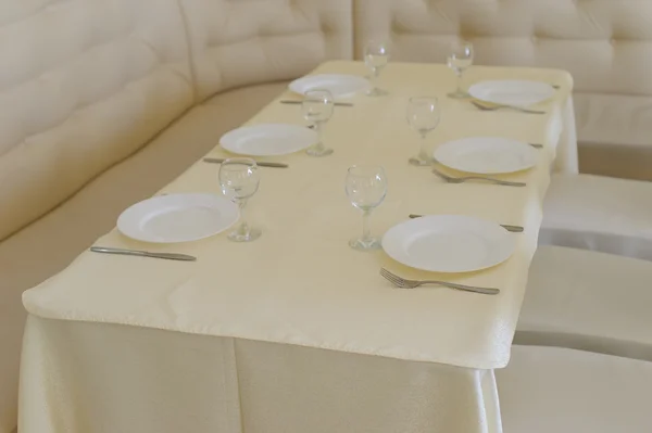 Servito tavolo in ristorante con piatti e bicchieri — Foto Stock