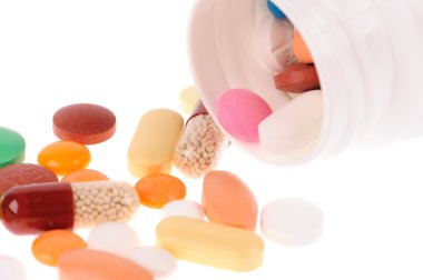 hapları yakınındaki beyaz zemin üzerine açılan konteyner yığını