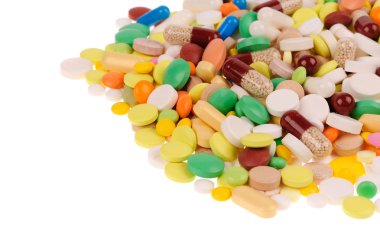 Beyaz arka planda bir sürü hap.