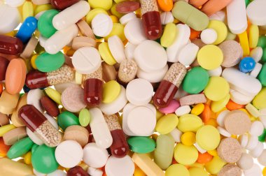 Beyaz arka planda bir sürü hap.