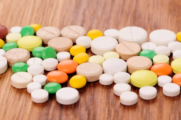 Montón de pastillas en el escritorio de madera — Foto de Stock