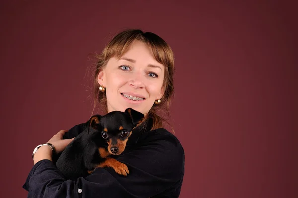 Frau mit Hund an den Händen — Stockfoto