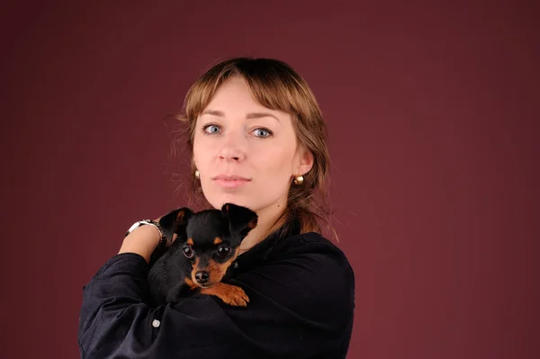 Mulher com cão nas mãos — Fotografia de Stock