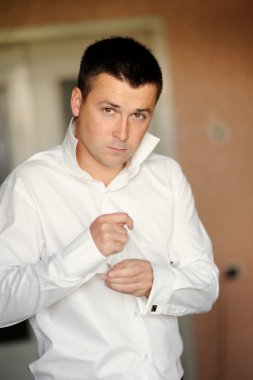 Beyaz gömlekli yakışıklı damat