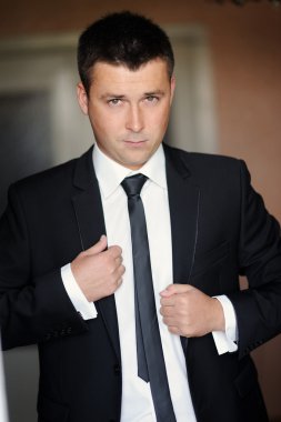 красивий нареченого на весілля пальто