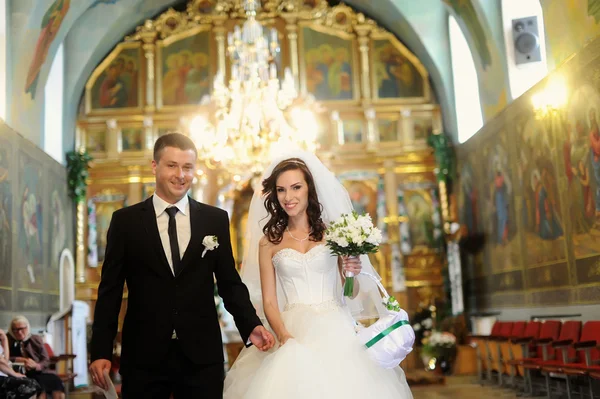 Bride and groom in the church — Stock Photo, Image