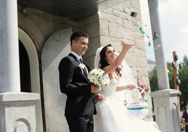 Bruid en bruidegom in de kerk — Stockfoto