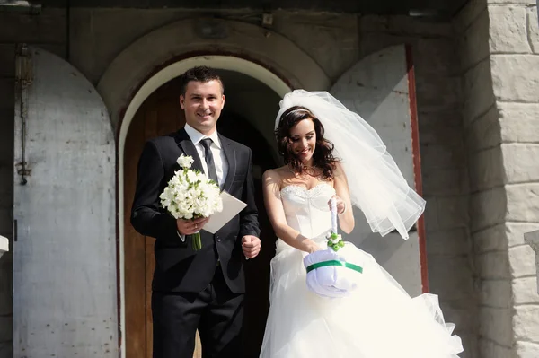 Sposa e sposo in chiesa — Foto Stock