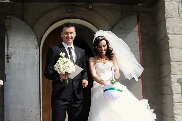 Bride and groom in the church — Stock Photo, Image