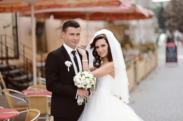 Noiva feliz e noivo em seu casamento — Fotografia de Stock