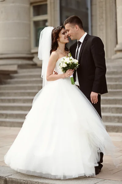 Noiva feliz e noivo em seu casamento — Fotografia de Stock