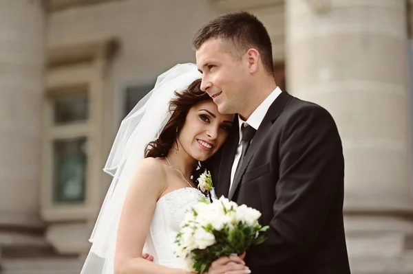 Noiva feliz e noivo em seu casamento — Fotografia de Stock