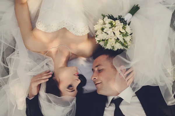 Happy bride and groom on their wedding — Stock Photo, Image