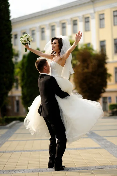 Noiva feliz e noivo em seu casamento — Fotografia de Stock