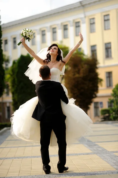 Feliz novia y novio en su boda — Foto de Stock