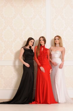 üç güzel kız portresi