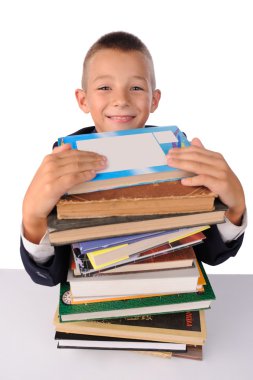 schooljongen met enorme stapel boeken