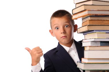 büyük kitap yığını ile sürpriz bir okul çocuğu