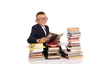 schooljongen met enorme stapel boeken