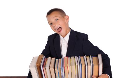 schooljongen met enorme stapel boeken