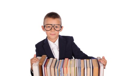 schooljongen met enorme stapel boeken