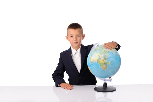 Schooljongen met een globe — Stockfoto