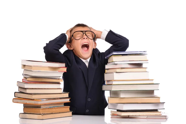 Skolpojke skrikande nära enorma högen av böcker — Stockfoto